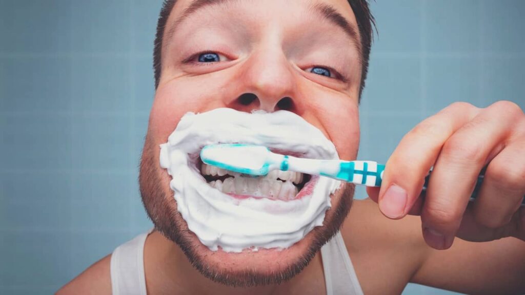 se brosser les dents trop vigoureusement