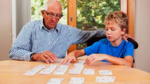 Le solitaire, un jeu de cartes pour tous les âges : comment initier les plus jeunes ?
