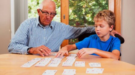Le solitaire, un jeu de cartes pour tous les âges : comment initier les plus jeunes ?