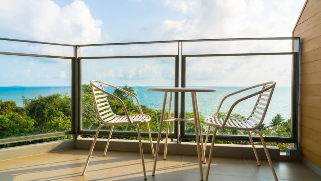 table deux chaises balcon appartement