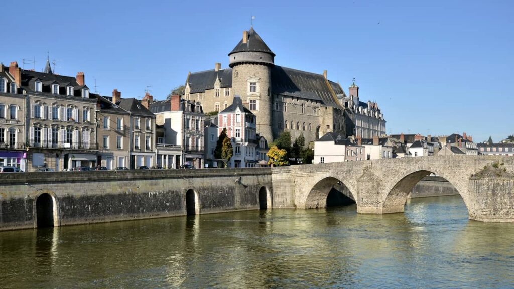 chateau pont laval