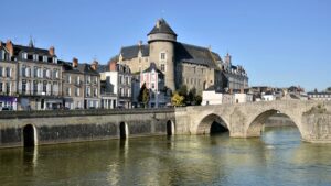 chateau pont laval