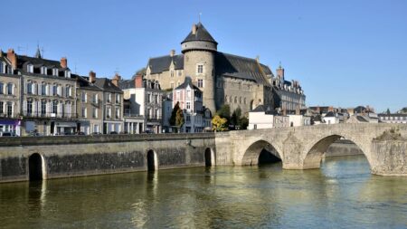chateau pont laval