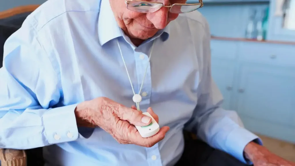 Téléassistance à domicile : nos conseils pour accompagner vos parents