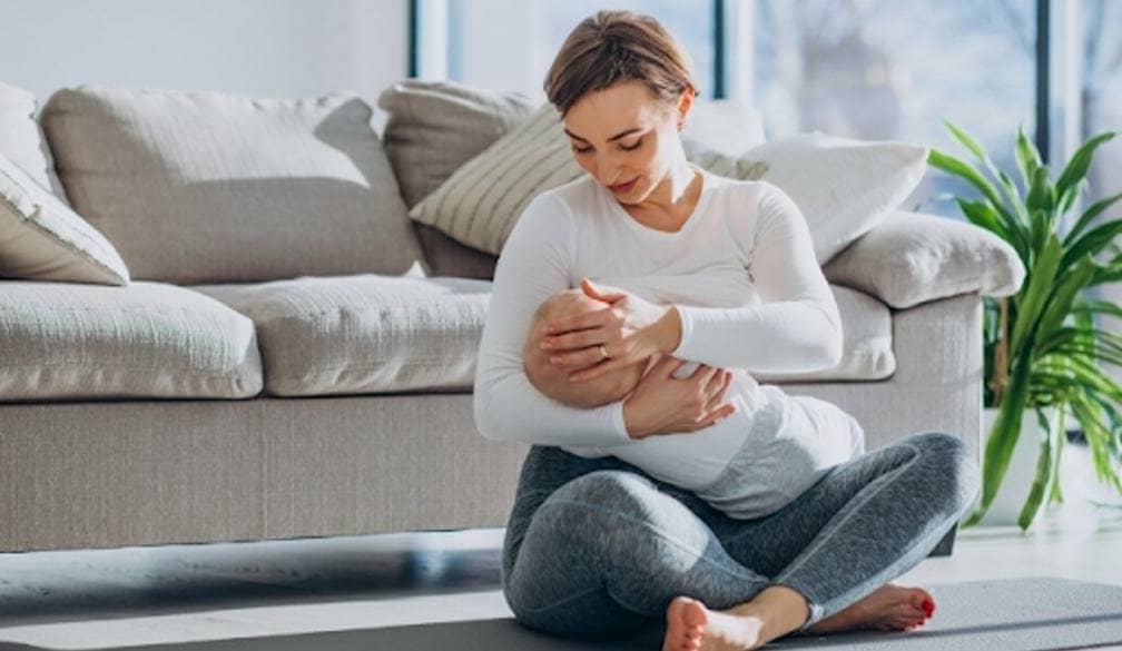 maman qui allaite son bébé