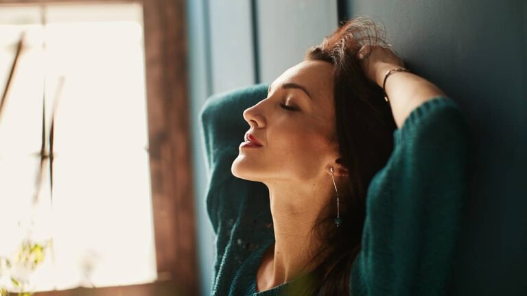 Bien-être mental : 6 routines simples pour calmer le stress au quotidien femme sereine apaisée