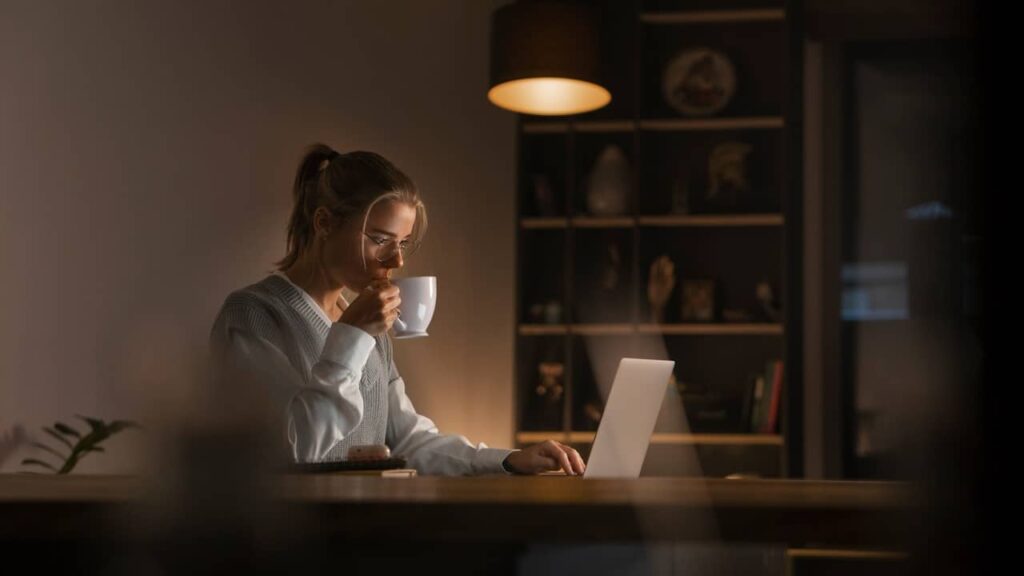 femme travail nuit ordinateur