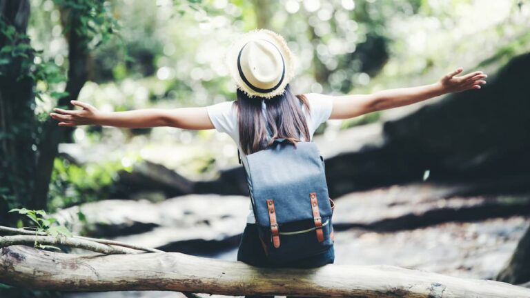 Voyage durable : destinations éco-responsables à découvrir femme voyage nature