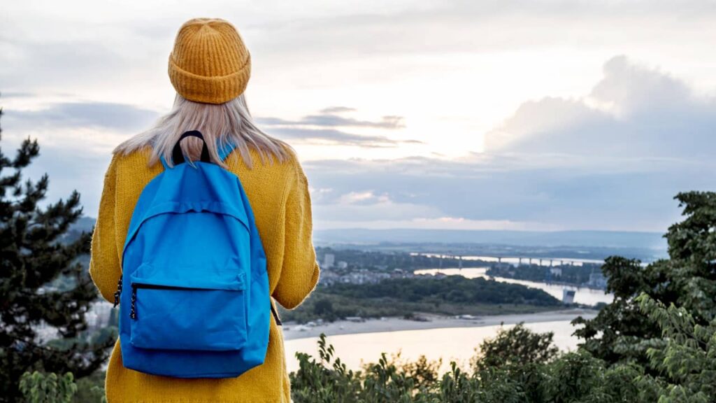 femme voyage sac à dos