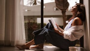 femme zen profite soleil livre