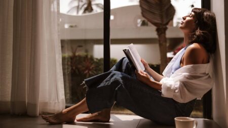 Slow Living : adopter un mode de vie moins stressé et plus conscient femme zen profite soleil livre