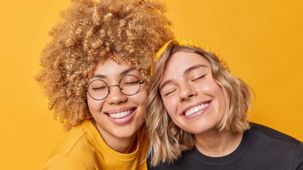 amies sourire connivence