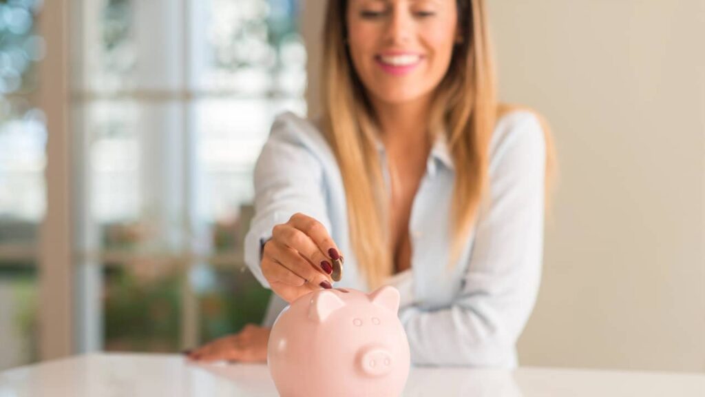 femme epargne tirelire