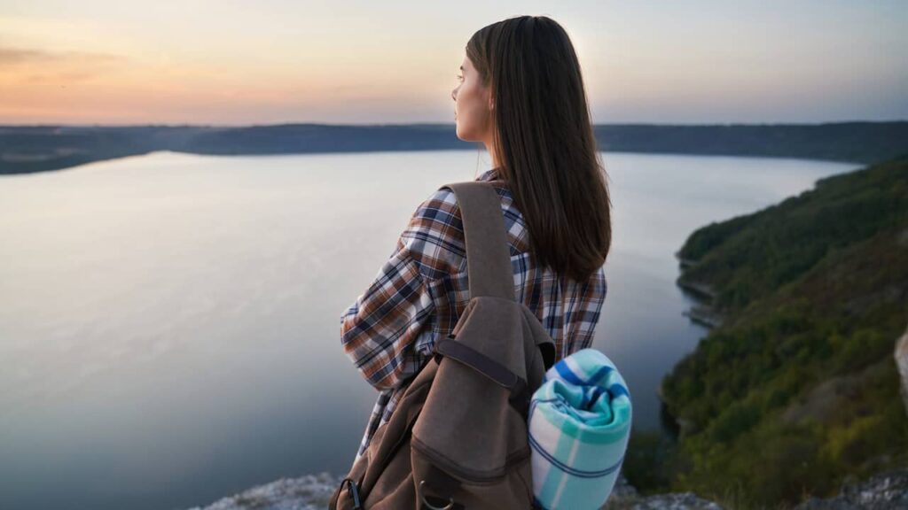 femme seule montagne