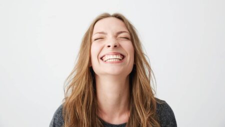 Les différents types de sourires : voici ce qu’ils révèlent vraiment de vous femme sourire