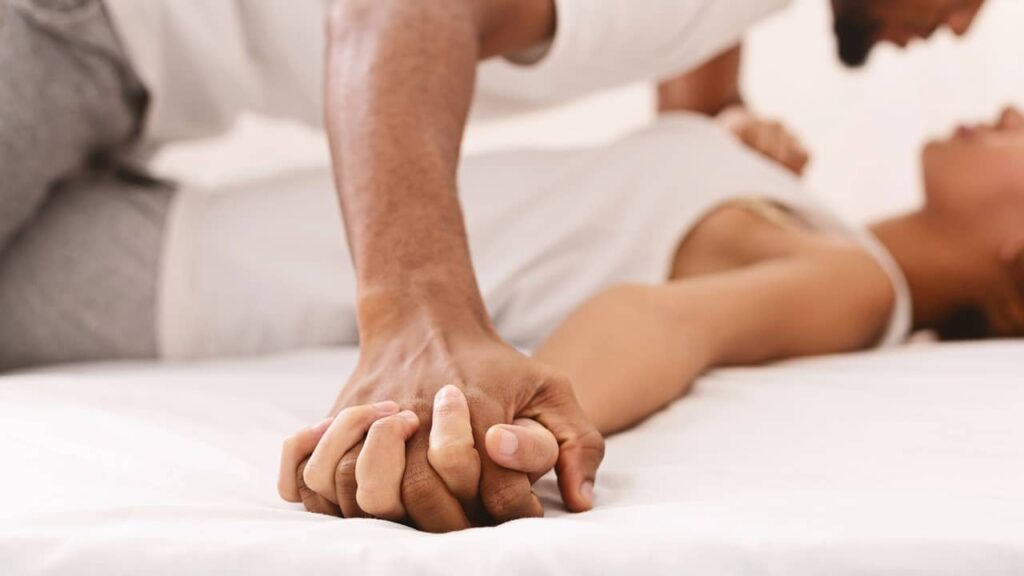 Combien de temps dure un rapport sexuel en moyenne ? homme femme mains lit