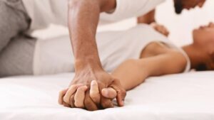 homme femme mains lit