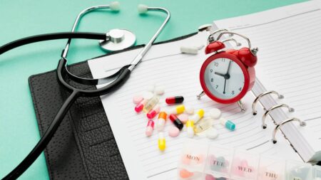 Maladies chroniques : pourquoi il y en a de plus en plus ? medicaments pilulier réveil