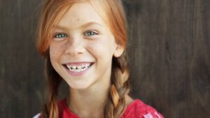 petite fille rousse yeux verts