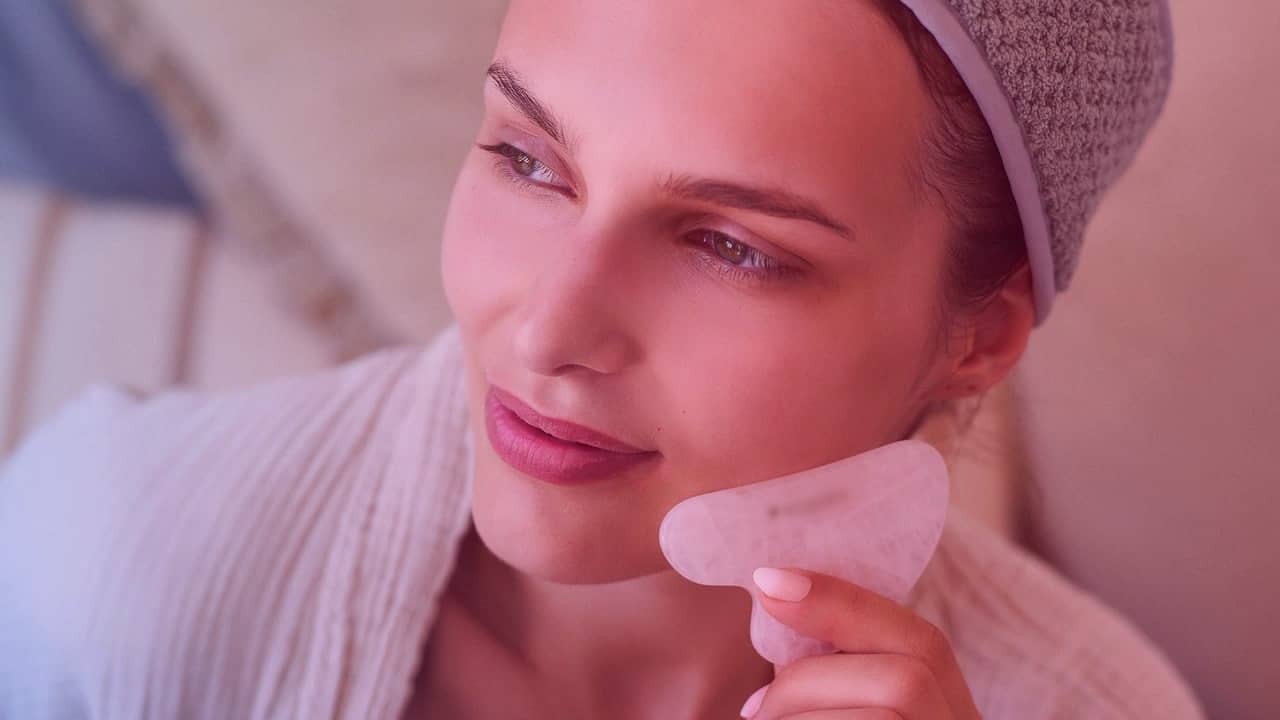 La pierre gua sha, nouvel objet bien-être ou simple réflexe esthétique du quotidien ?