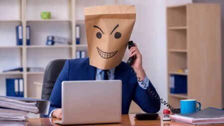 Bullshit jobs : et si votre travail ne servait à rien ? travail ordinateur sac papier