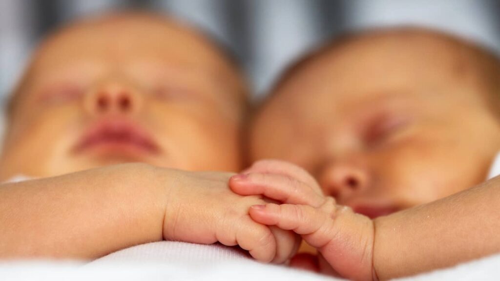 bébés jumeaux