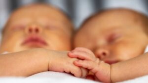 bébés jumeaux