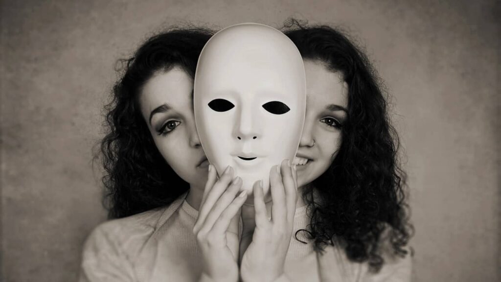 femme masque imposture adaptation