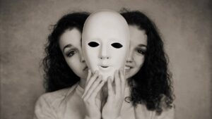 femme masque imposture adaptation