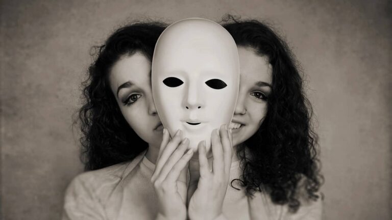 Hyper-adaptation : quand trop s’adapter finit par détruire la santé femme masque imposture adaptation