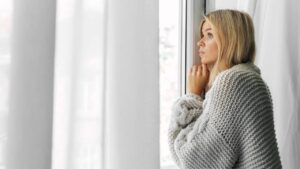 femme pensive regarde fenetre