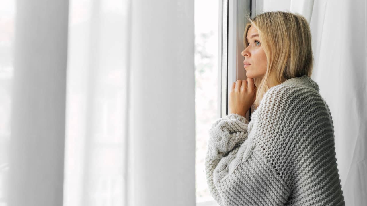 femme pensive regarde fenetre