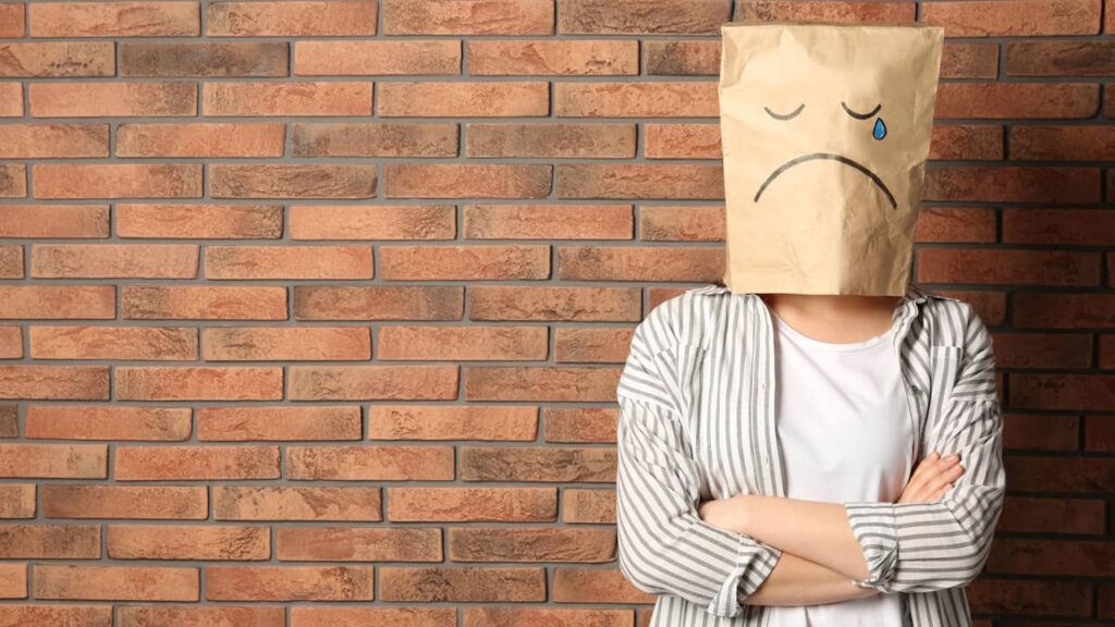 homme triste sac tête