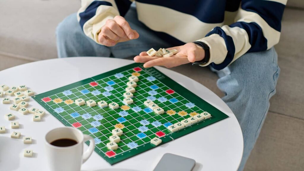 personne qui joue au scrabble