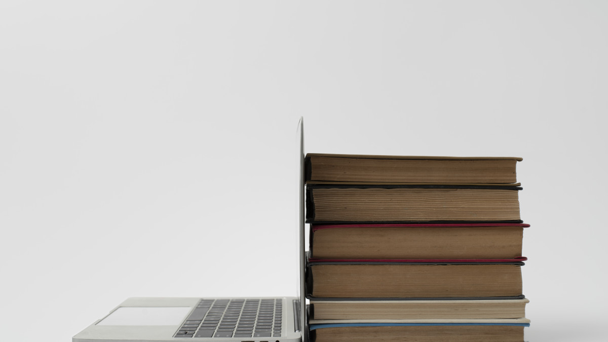 concept de livres appuyés contre un ordinateur