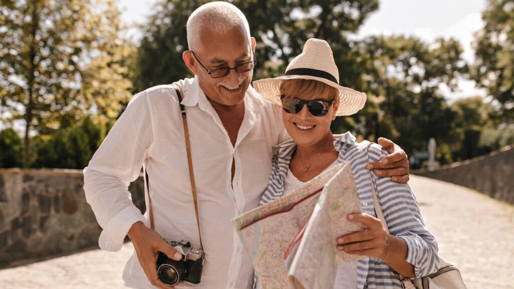 Grands-parents démissionnaires : pourquoi certains disparaissent de la vie familiale tandis que d’autres sont omniprésents couple voyage