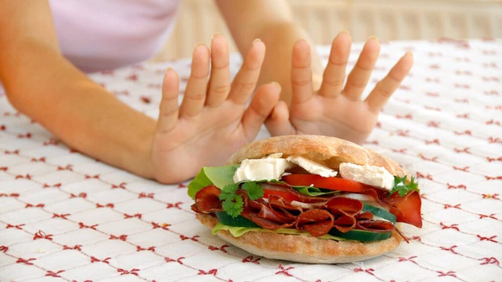 femme repousse sandwich
