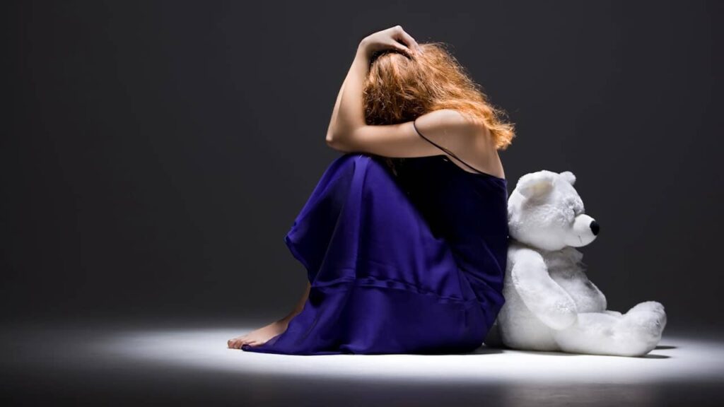 femme seule ours peluche