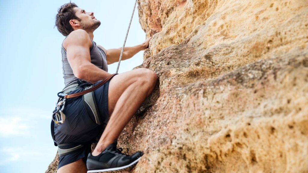 homme escalade falaise