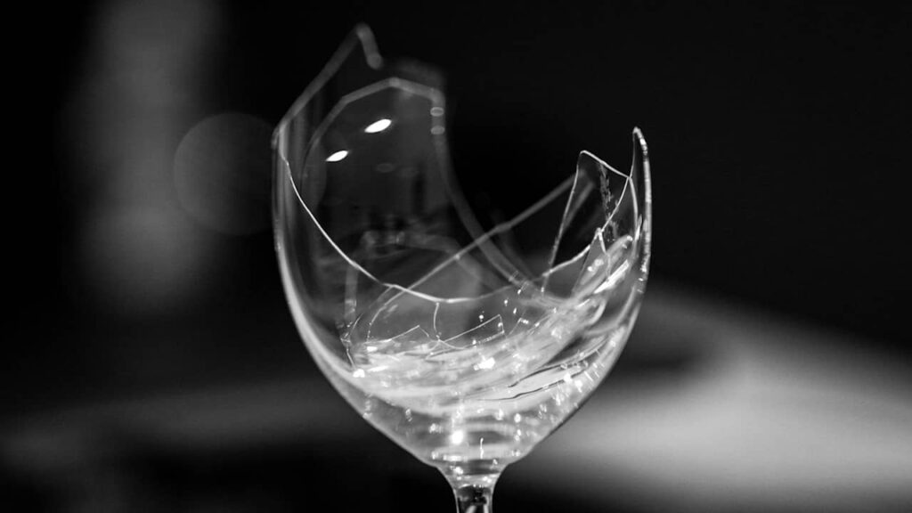 verre de vin cassé noir blanc