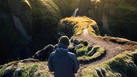 Amor fati : pourquoi Nietzsche pensait que le bonheur commence lorsqu’on cesse de lutter contre son destin chemin montagne