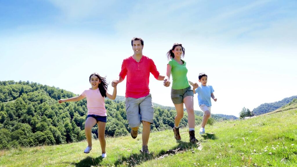 famille court montagne été