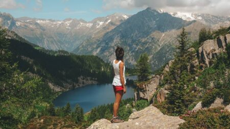 Montagne en été : voici pourquoi je ne pars plus à la mer en juillet-août femme debout montagne
