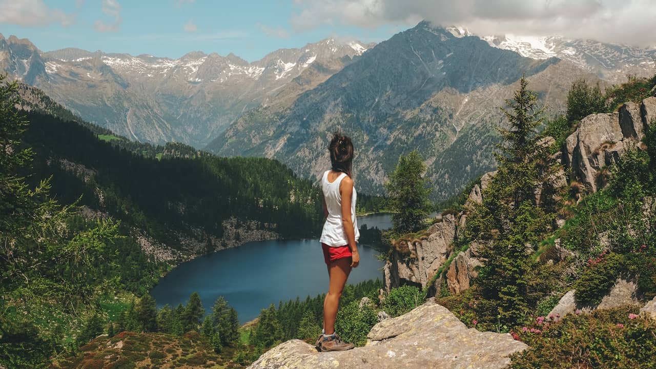 femme debout montagne