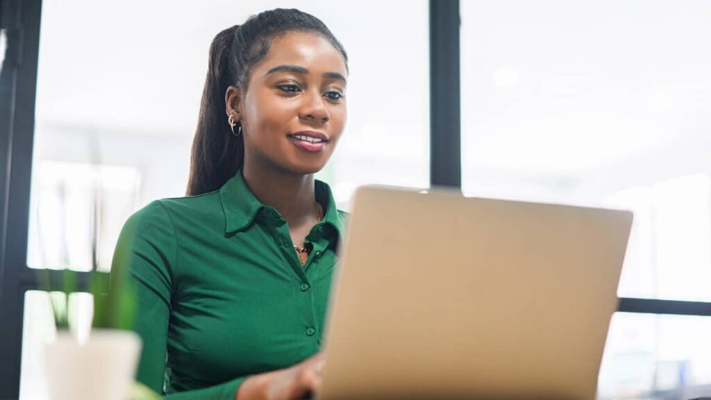 femme travail ordinateur