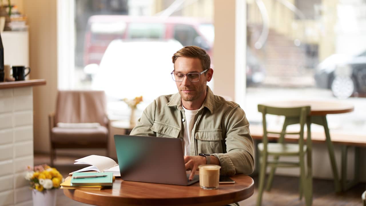 freelance travaille cafe