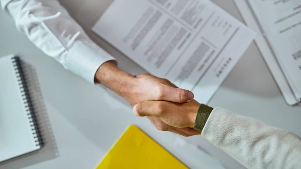 poignee main contrat