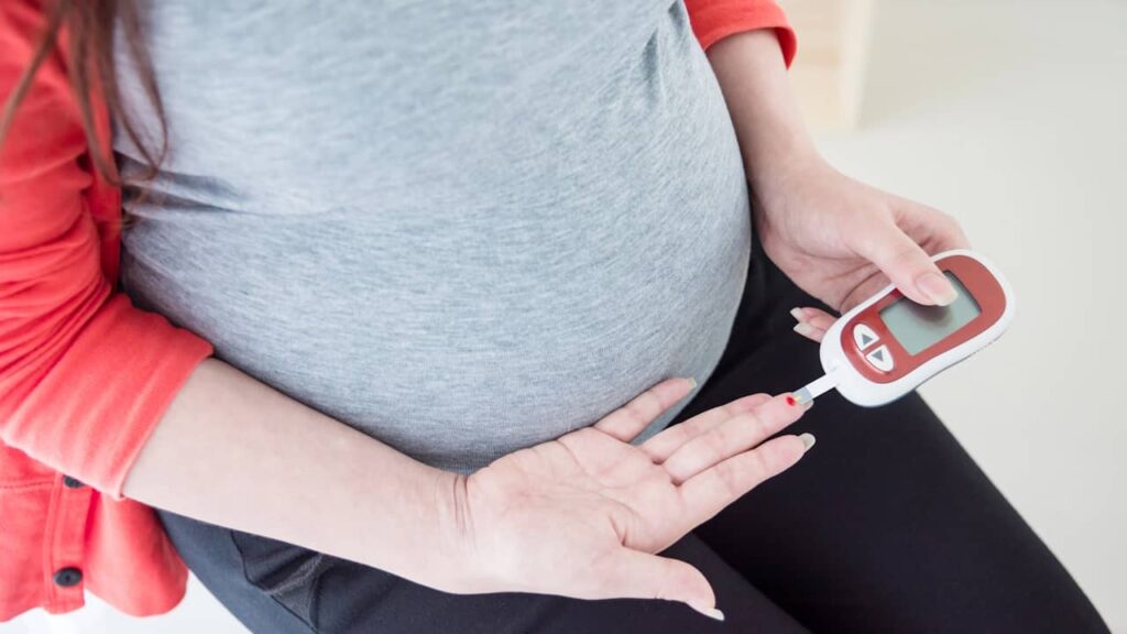 Diabète gestationnel : quels risques pour la mère et le bébé ? femme enceinte pique doigts