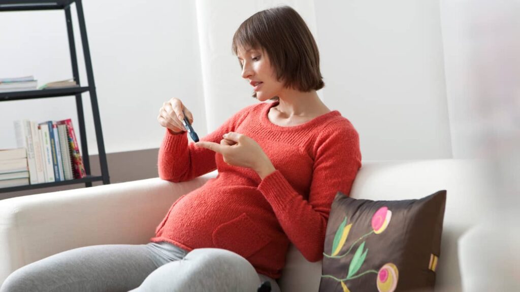 femme enceinte se pique