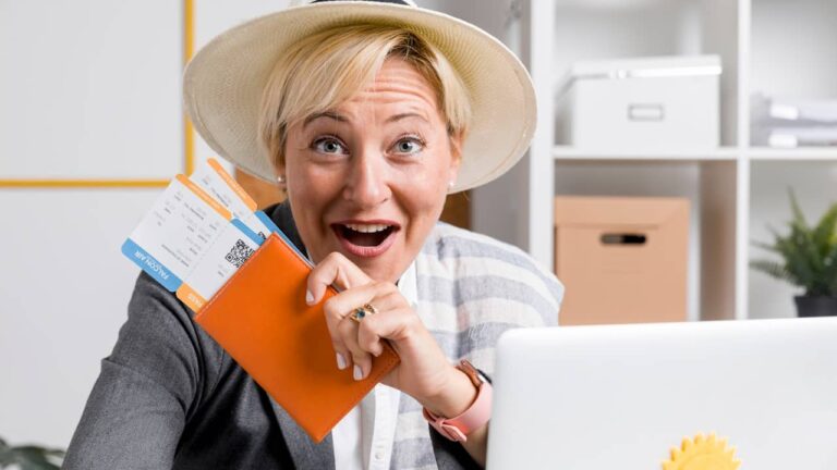 Peut-on partir en vacances quand on est au chômage ? femme heureuse billets avion